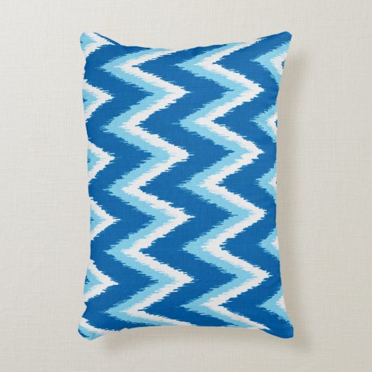 イカットのストライプシェブロン – Cobalt, Sky Blue and White アクセントクッション (正面(垂直))