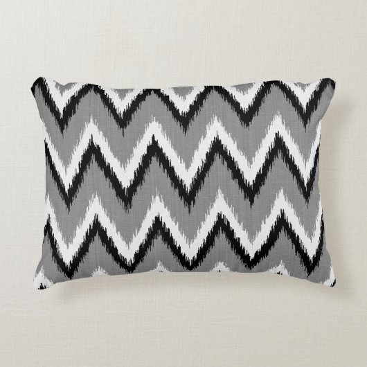 イカットのストライプChevron – グレー/グレー、ブラック&ホワイト アクセントクッション (正面)