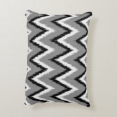 イカットのストライプChevron – グレー/グレー、ブラック&ホワイト アクセントクッション (裏面(縦))