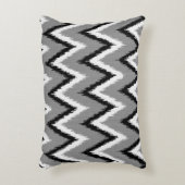 イカットのストライプChevron – グレー/グレー、ブラック&ホワイト アクセントクッション (正面(垂直))