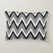 イカットのストライプChevron – グレー/グレー、ブラック&ホワイト アクセントクッション (裏面)