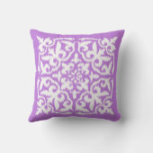 イカットのダマスク織パターン-ラベンダーおよび白 クッション (裏面)