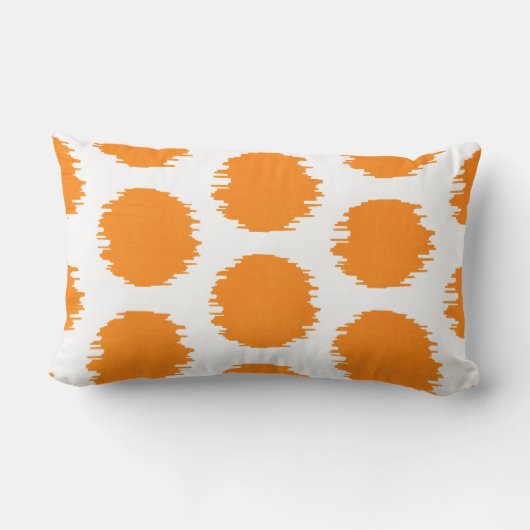 イカットの点、明るいオレンジ及び白写真 ランバークッション (裏面)