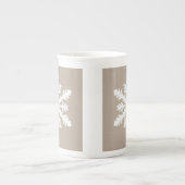 イカットの雪片-暗灰色の日焼けおよび白 ボーンチャイナマグカップ (正面)