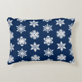 イカットの雪 – 白とダークネイビーブルー アクセントクッション (正面)