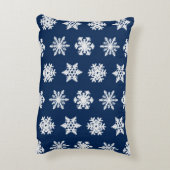 イカットの雪 – 白とダークネイビーブルー アクセントクッション (裏面(縦))