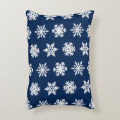 イカットの雪 – 白とダークネイビーブルー アクセントクッション (正面(垂直))