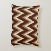 イカットシェブロンストライプズ – チョコレートブラウン&ベージュ アクセントクッション (裏面(縦))