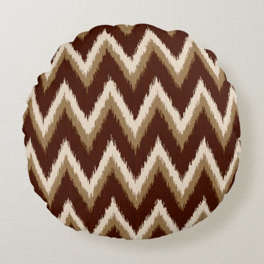 イカットシェブロンストライプズ – チョコレートブラウン&ベージュ ラウンドクッション (正面)