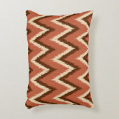 イカットシェブロンストライプズ – 錆、茶色、ベージュ アクセントクッション (正面(垂直))