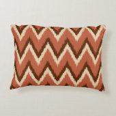 イカットシェブロンストライプズ – 錆、茶色、ベージュ アクセントクッション (裏面)