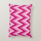 イカットシェブロンストライプ明るい赤紫色 – ピンク淡い色の色 アクセントクッション (裏面(縦))
