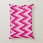 イカットシェブロンストライプ明るい赤紫色 – ピンク淡い色の色 アクセントクッション (正面(垂直))