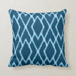 イカットダイヤモンド – デニムブルー クッション<br><div class="desc">リネンのテクス伝統的チャを使用したイカットパターンのデジタル再現 – 深いデニム/インジゴブルーとライトシャンブレブルー</div>