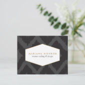 イカットパターンの濃いグレーのデザイナーポストカード ポストカード (スタンド正面)