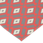 イカットパターン – 赤、灰色、ベージュ テーブルクロス (アングル)