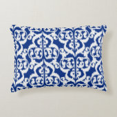 イカットムーリッシュダマスク – コバルトブルーとホワイト アクセントクッション (正面)