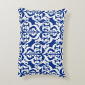 イカットムーリッシュダマスク – コバルトブルーとホワイト アクセントクッション (裏面(縦))
