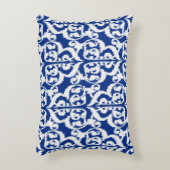 イカットムーリッシュダマスク – コバルトブルーとホワイト アクセントクッション (正面(垂直))