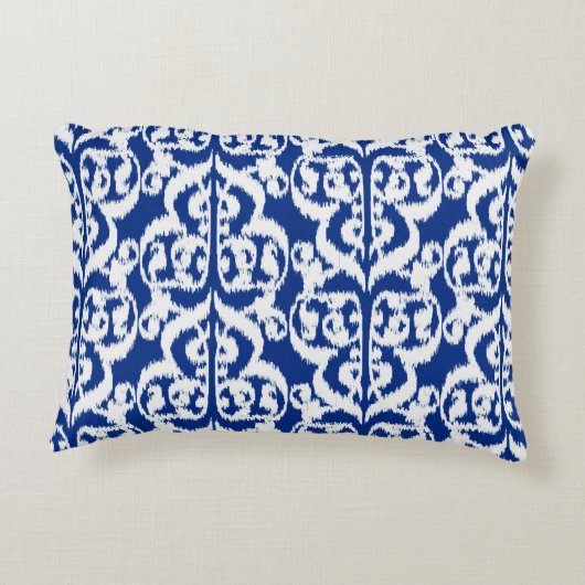 イカットムーリッシュダマスク – コバルトブルーとホワイト アクセントクッション (裏面)