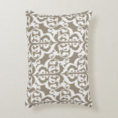イカットムーリッシュダマスク – トープと白 アクセントクッション (正面(垂直))