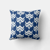 イカット様式化フローラ – インディゴブルーとホワイト クッション (裏面)