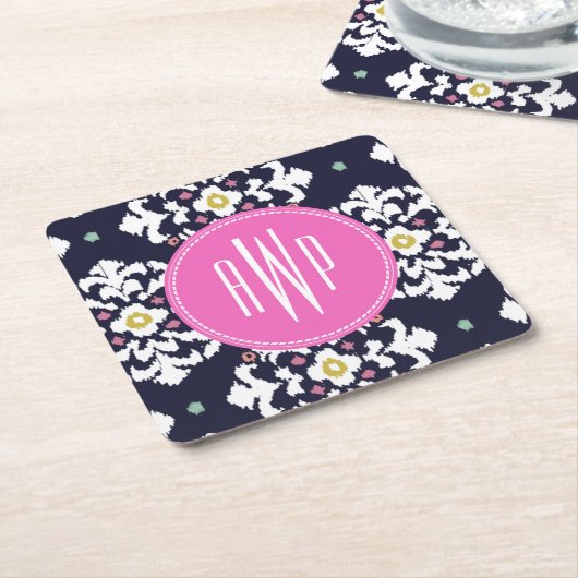 イカット + ピンクのモノグラム スクエアペーパーコースター (アングル)