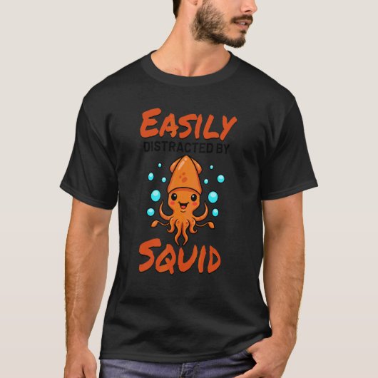 イカ タコ コウイカ に簡単に気を取られる S Tシャツ (正面)