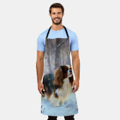 イギリスのおもちゃスパニエル犬が雪のクリスマスを過ごす エプロン (着用した状態)