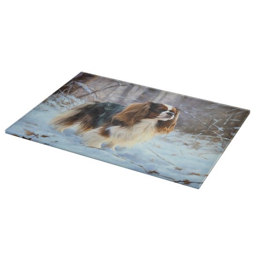 イギリスのおもちゃスパニエル犬が雪のクリスマスを過ごす カッティングボード (角)