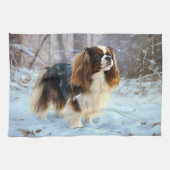 イギリスのおもちゃスパニエル犬が雪のクリスマスを過ごす キッチンタオル (横)