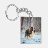 イギリスのおもちゃスパニエル犬が雪のクリスマスを過ごす キーホルダー (正面左)