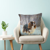 イギリスのおもちゃスパニエル犬が雪のクリスマスを過ごす クッション (椅子)