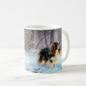 イギリスのおもちゃスパニエル犬が雪のクリスマスを過ごす コーヒーマグカップ (正面右)