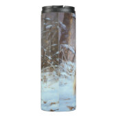 イギリスのおもちゃスパニエル犬が雪のクリスマスを過ごす タンブラー (裏面)