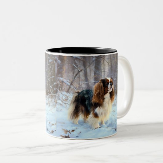 イギリスのおもちゃスパニエル犬が雪のクリスマスを過ごす ツートーンマグカップ (正面右)