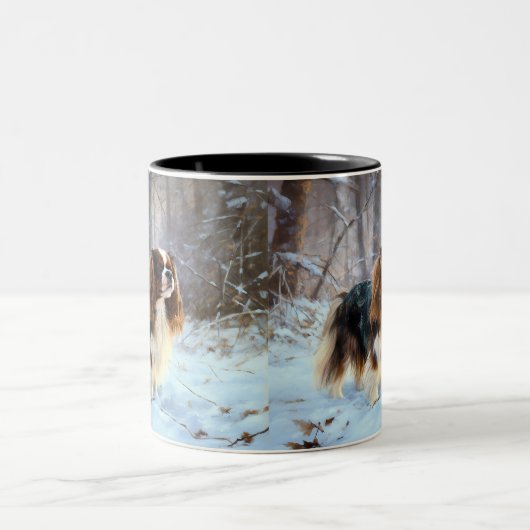 イギリスのおもちゃスパニエル犬が雪のクリスマスを過ごす ツートーンマグカップ (中央)