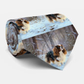 イギリスのおもちゃスパニエル犬が雪のクリスマスを過ごす ネクタイ (ロール)