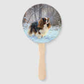 イギリスのおもちゃスパニエル犬が雪のクリスマスを過ごす ハンドファン (裏面)