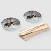 イギリスのおもちゃスパニエル犬が雪のクリスマスを過ごす ハンドファン (組立なし)