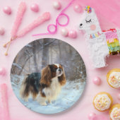イギリスのおもちゃスパニエル犬が雪のクリスマスを過ごす ペーパープレート (パーティー)