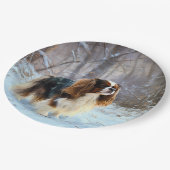 イギリスのおもちゃスパニエル犬が雪のクリスマスを過ごす ペーパープレート (アングル)