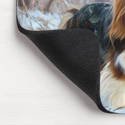 イギリスのおもちゃスパニエル犬が雪のクリスマスを過ごす マウスパッド (コーナー)