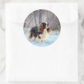 イギリスのおもちゃスパニエル犬が雪のクリスマスを過ごす ラウンドシール (バッグ)