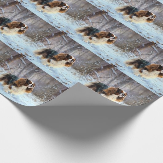 イギリスのおもちゃスパニエル犬が雪のクリスマスを過ごす ラッピングペーパー (角)