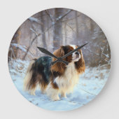 イギリスのおもちゃスパニエル犬が雪のクリスマスを過ごす ラージ壁時計 (正面)