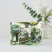 イギリスのコテージガーデンで、ドアにツタを組み込んだ ポストカード (スタンド正面)