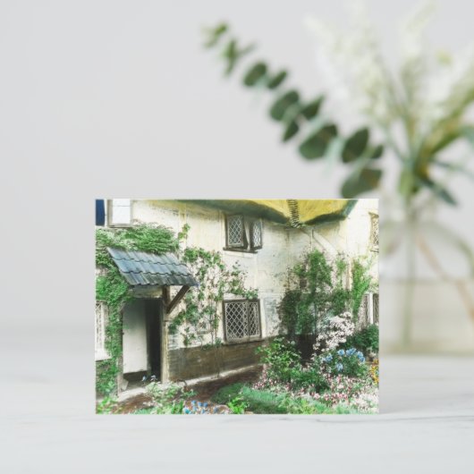 イギリスのコテージガーデンで、ドアにツタを組み込んだ ポストカード (スタンド正面)