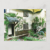 イギリスのコテージガーデンで、ドアにツタを組み込んだ ポストカード (正面)