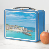 イギリスのコーンウォール州セントイヴのシーサイドリゾート メタルランチボックス (インサイチュ)